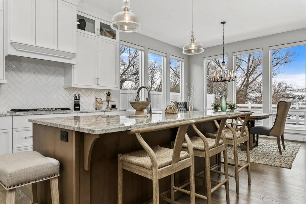 Suttle Lake Splendor - Housity