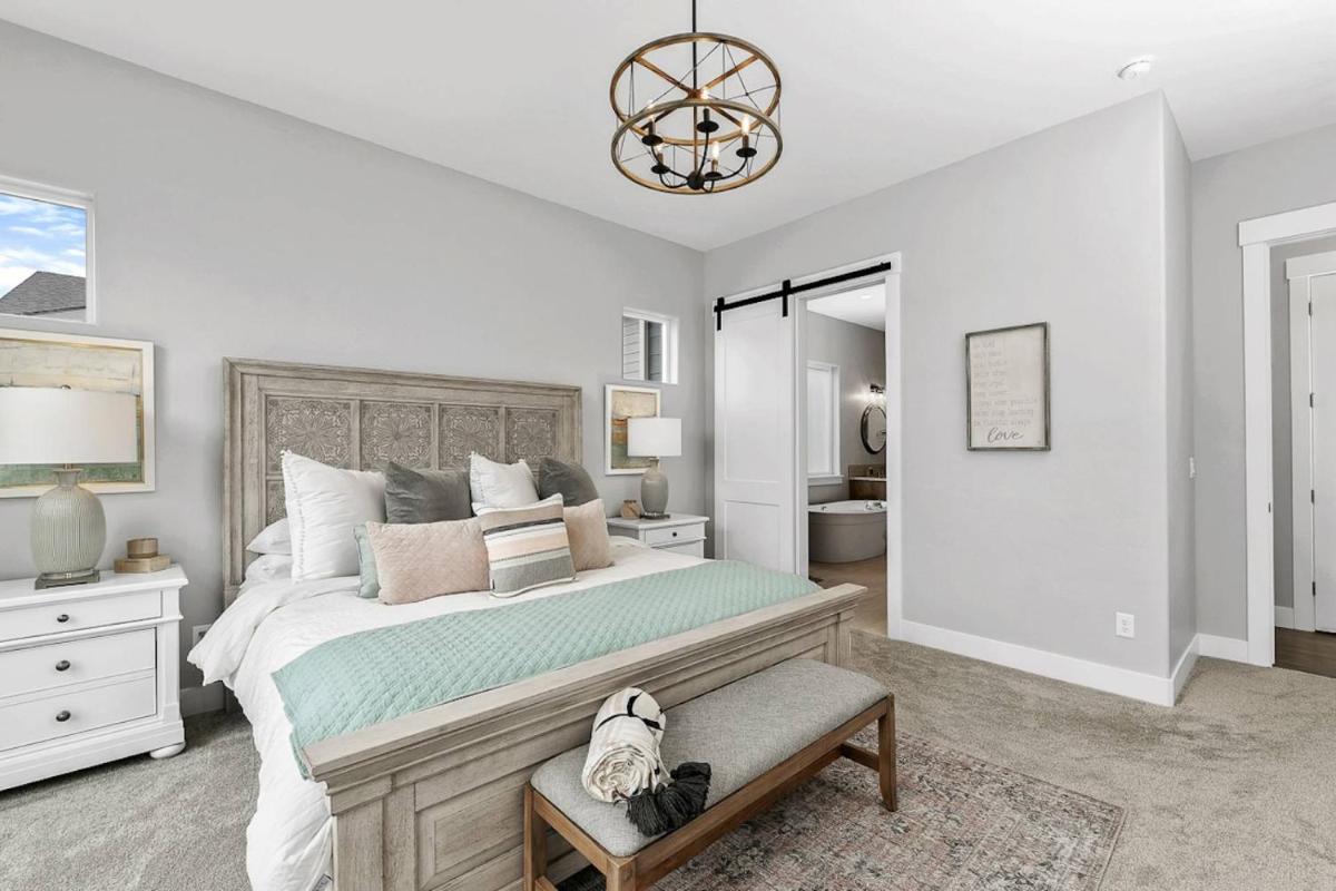 Suttle Lake Splendor - Housity