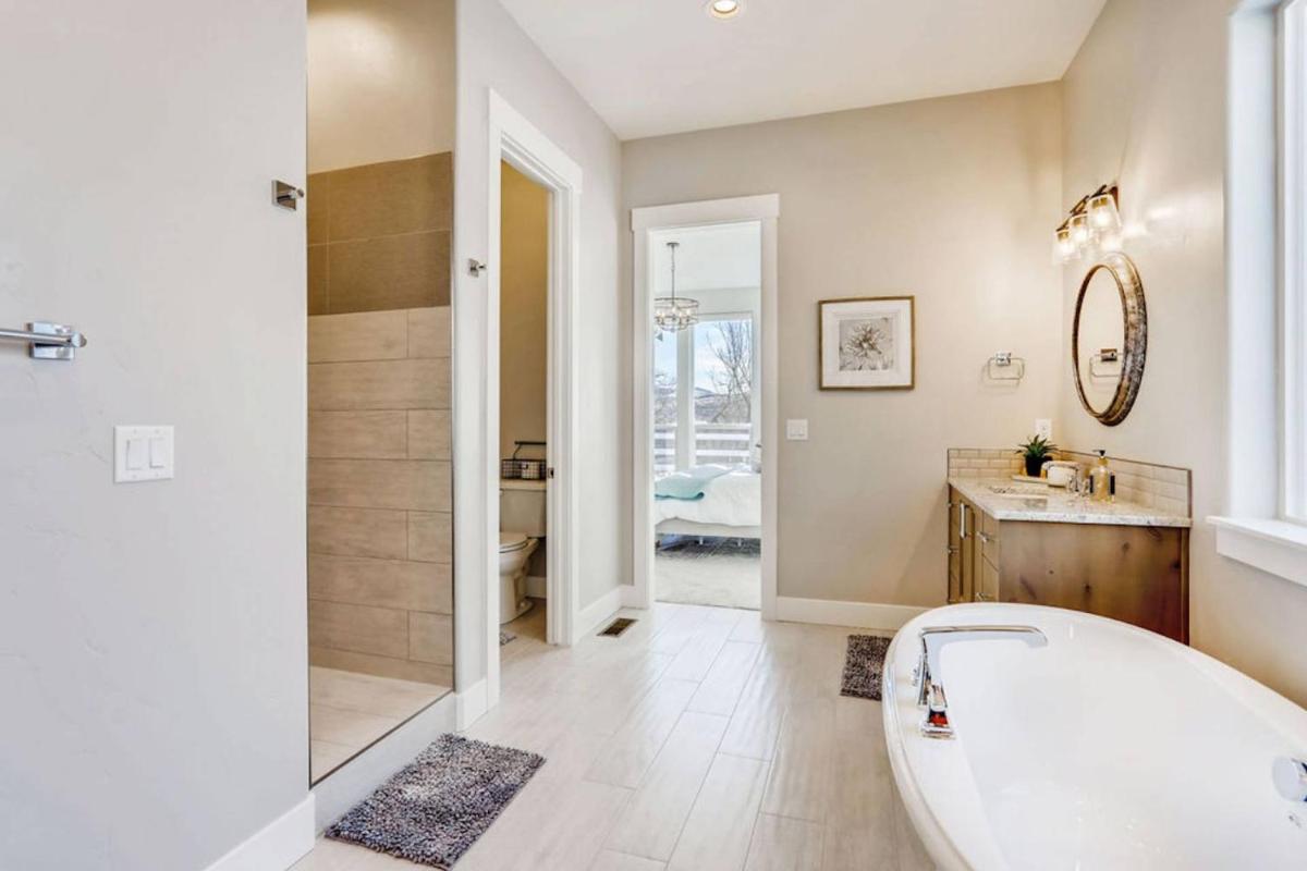 Suttle Lake Splendor - Housity