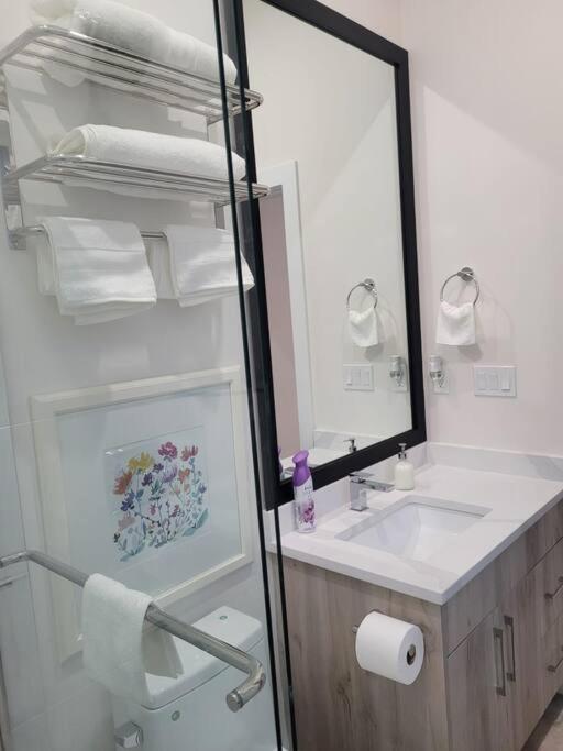 Spacious getaway for couples with separate entrance - Housity