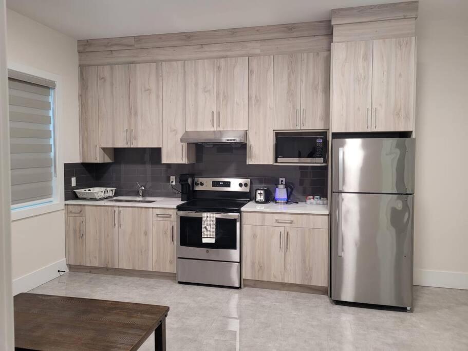 Spacious getaway for couples with separate entrance - Housity