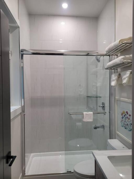 Spacious getaway for couples with separate entrance - Housity