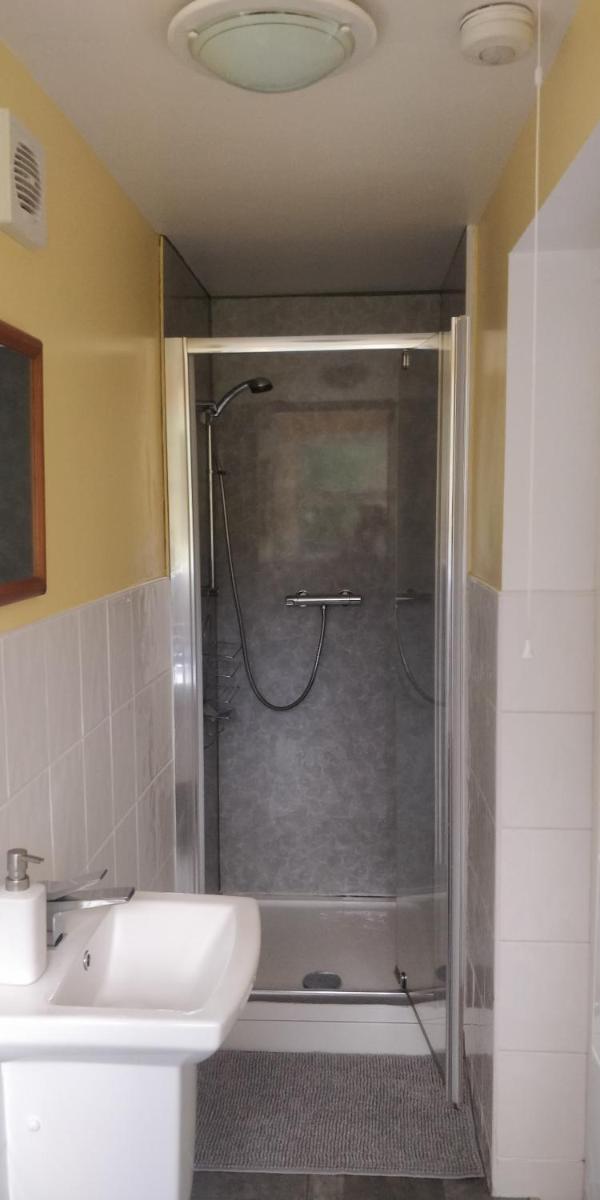 Private annex to Victorian villa, with kitchen and Free parking - Housity