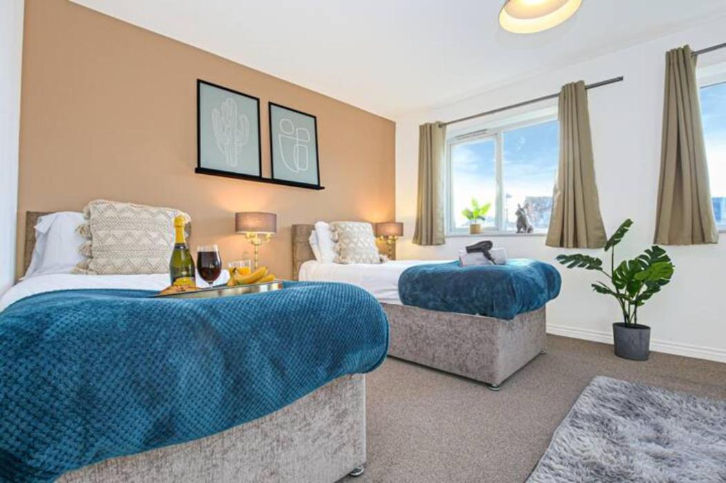 Aylesbury House with Free Parking, Super-Fast Wifi and Smart TV with Netflix by Yoko Property - Housity