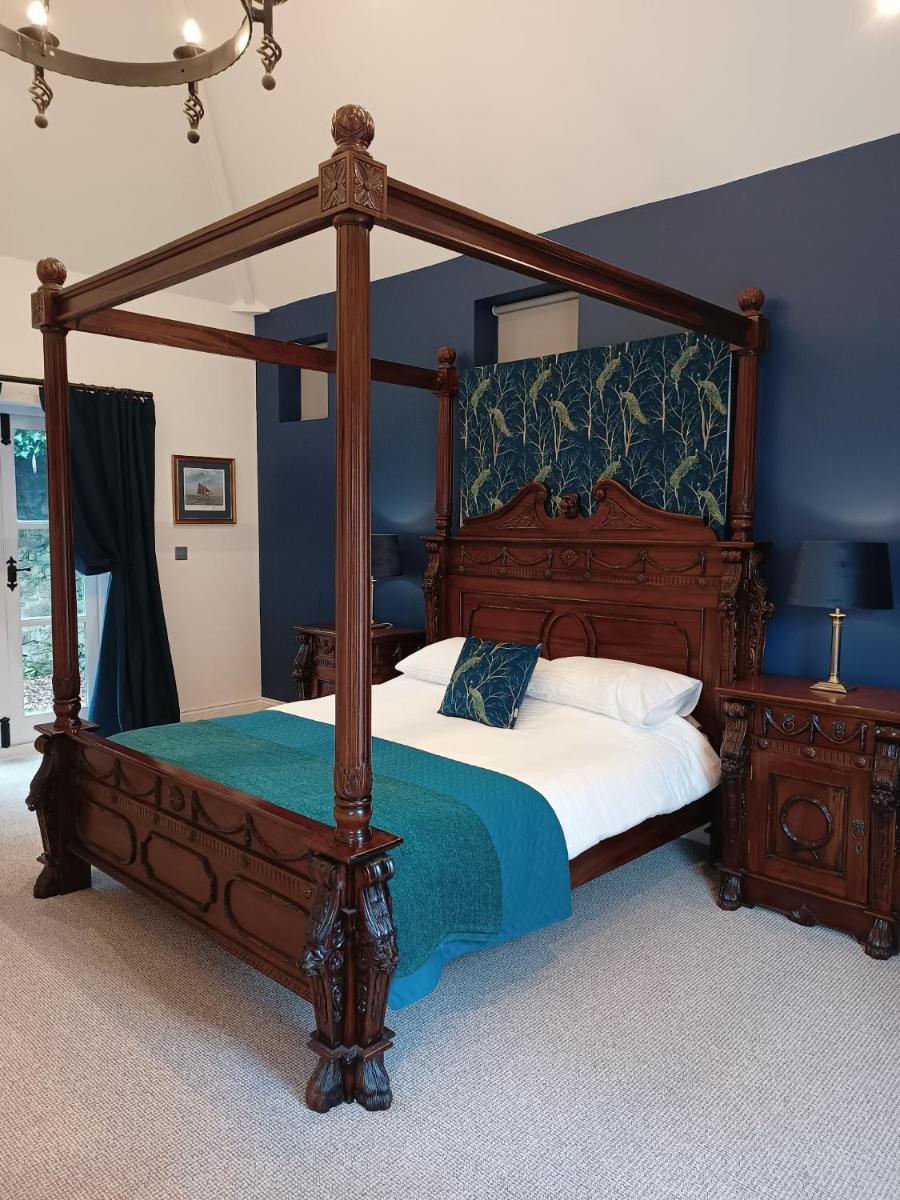 The West Wing at Eriviat Hall Hot Tub - Housity