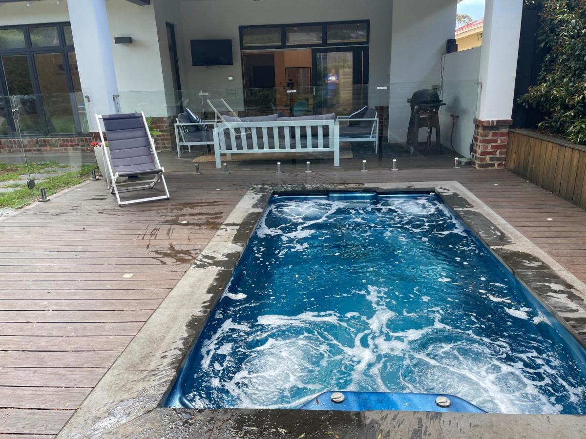 Stunning 4 bedroom home with spa - Housity