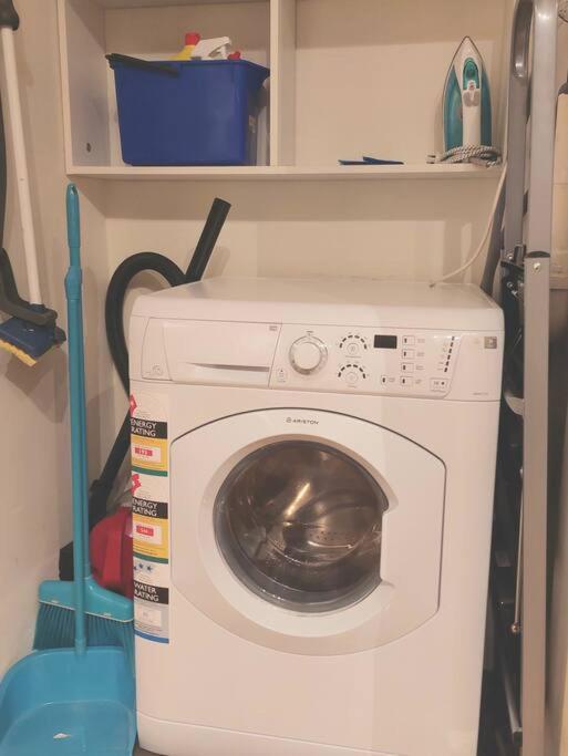 Bright & Comfy 2 Bedroom St Kilda East Apartment - Housity