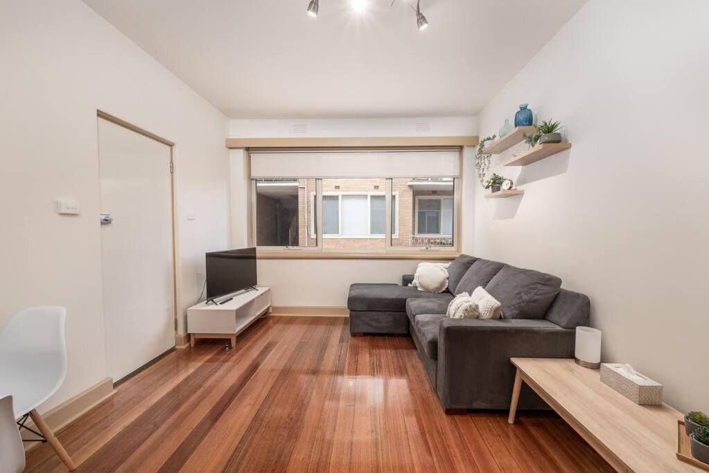Bright & Comfy 2 Bedroom St Kilda East Apartment - Housity