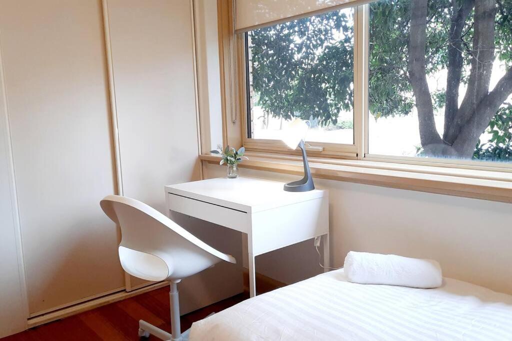 Bright & Comfy 2 Bedroom St Kilda East Apartment - Housity