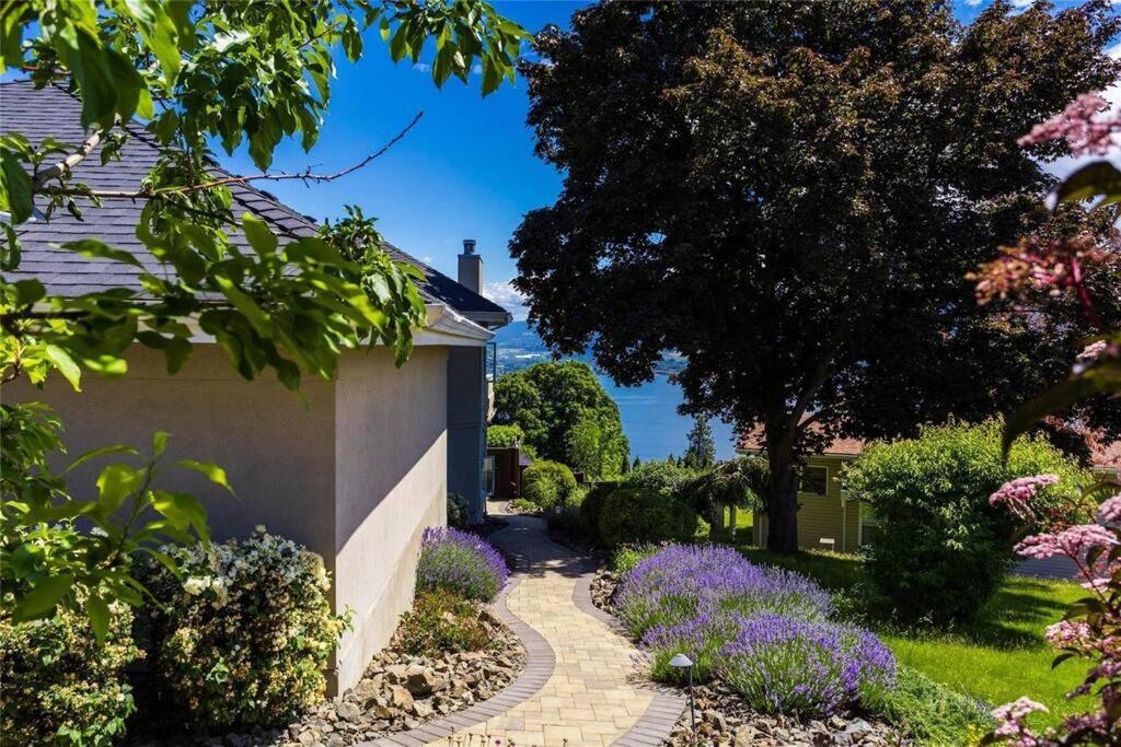 Suitetrails - Stunning Lake View with Private Hot Tub, Pool snl, Outdoor Kitchen