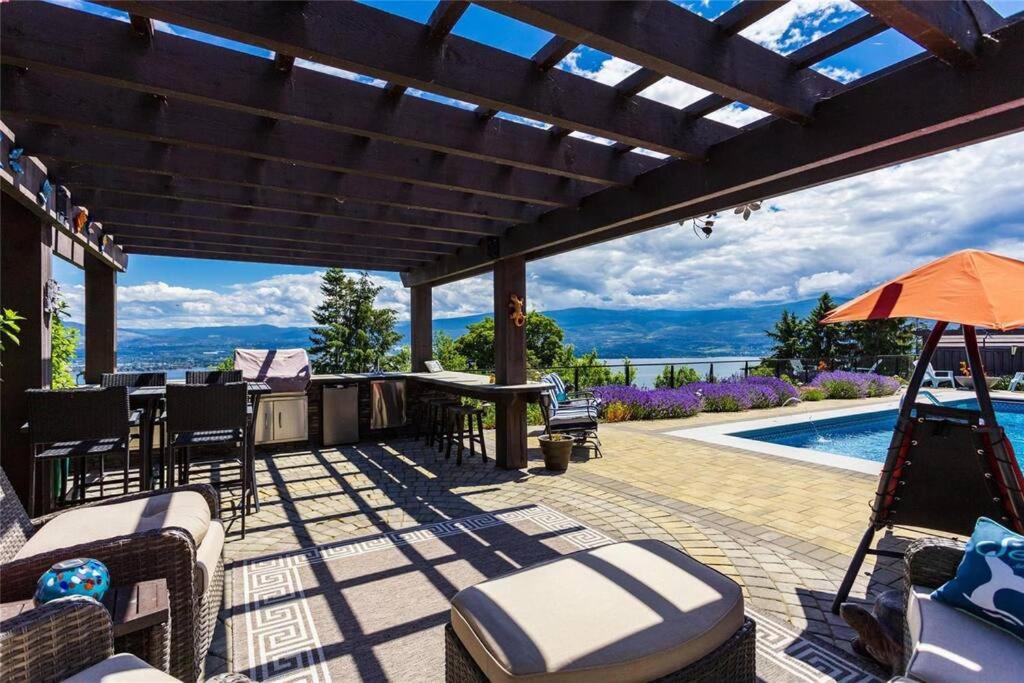 Suitetrails - Stunning Lake View with Private Hot Tub, Pool snl, Outdoor Kitchen