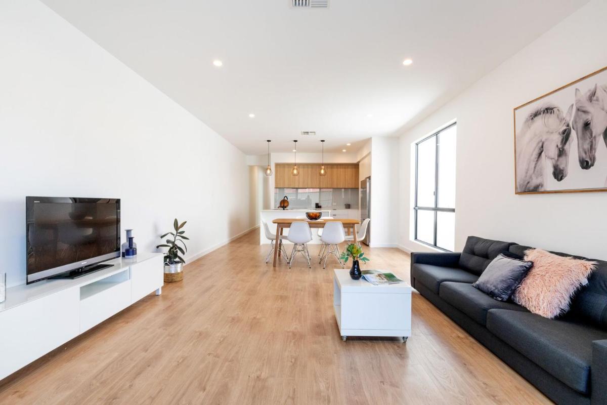 Luxury private ensuite room close to Airport,City, Genelg Beach - Housity
