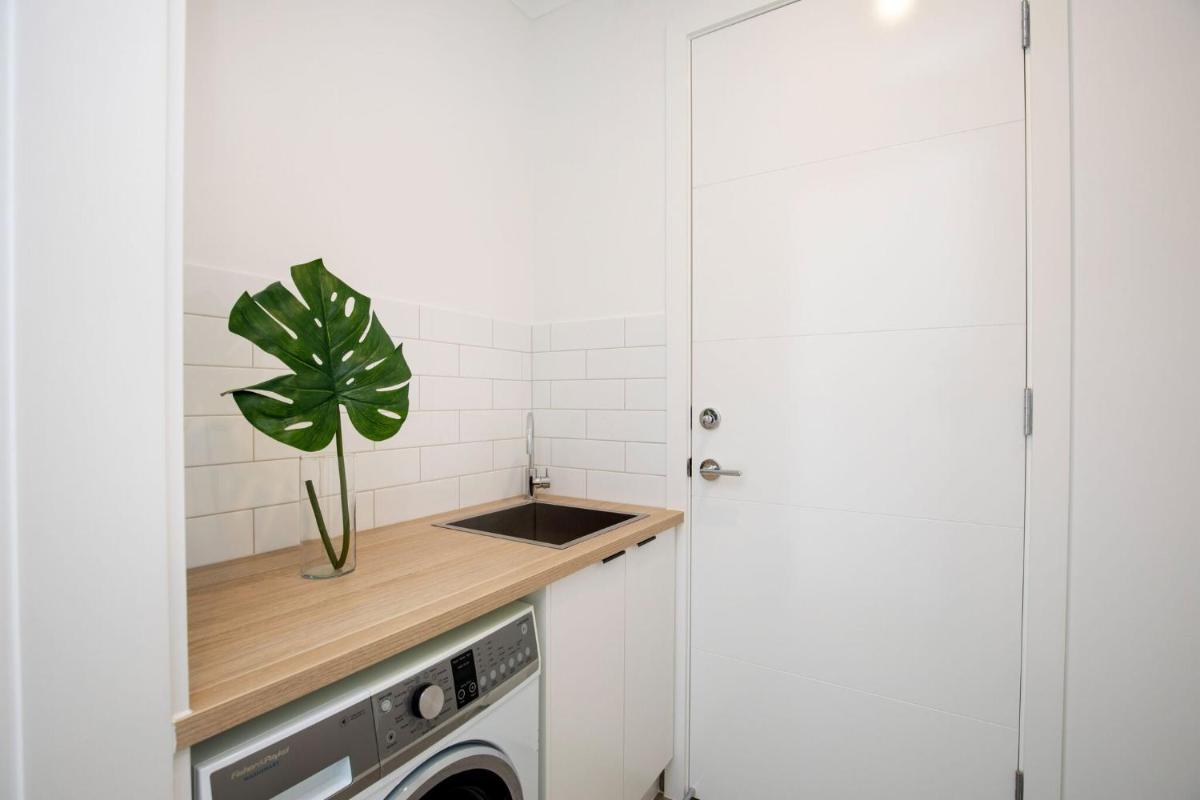 Luxury private ensuite room close to Airport,City, Genelg Beach - Housity