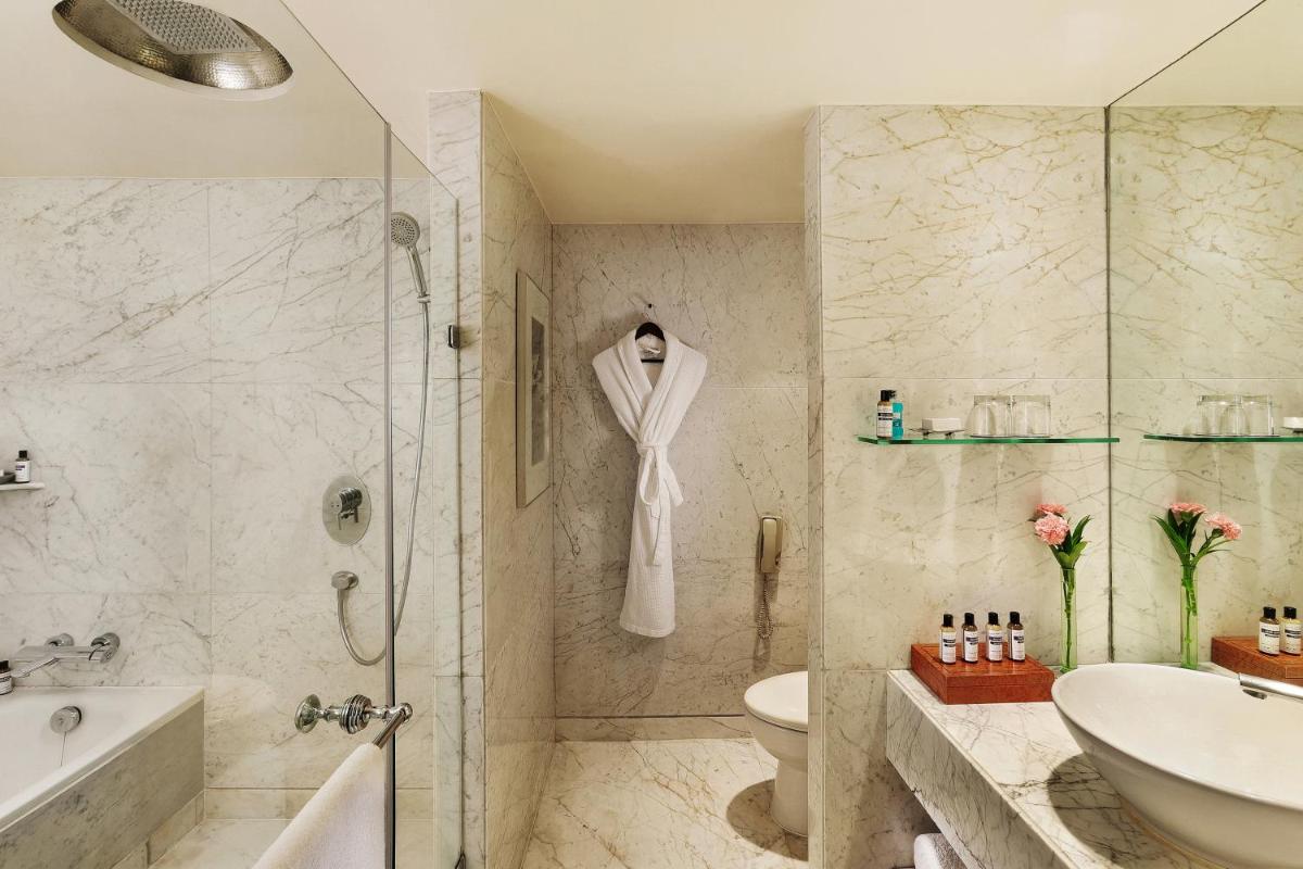 a bathroom with a shower and a toilet and a sink at Hyatt Regency Delhi in New Delhi a bathroom with a shower and a toilet and a sink at Hyatt Regency Delhi in New Delhi