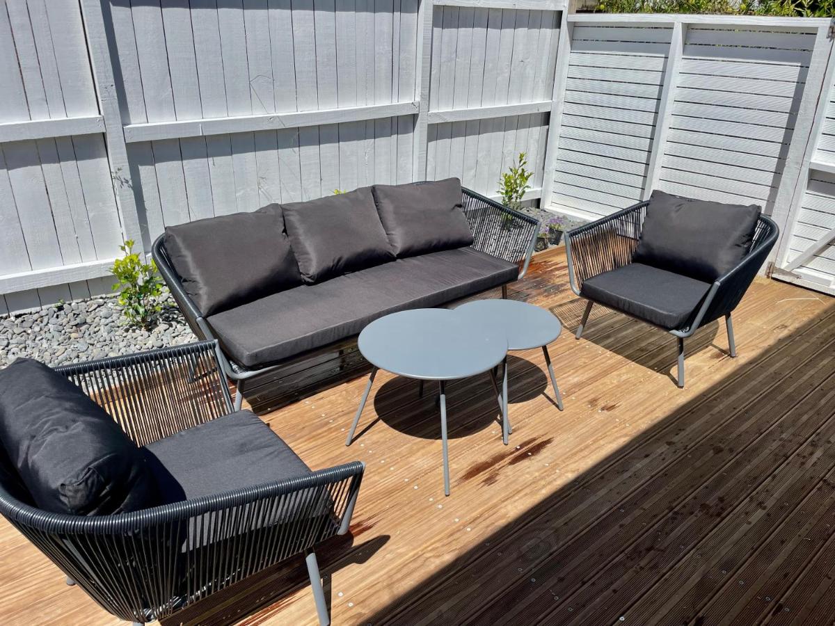 Entire 3 bedroom house! BEST LOCATION!! - Housity