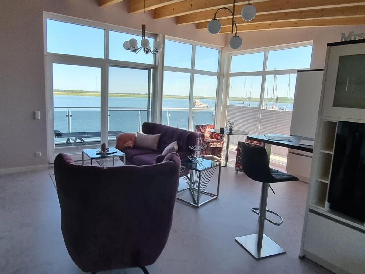 Ein Sitzbereich in der Unterkunft Schwimmende Häuser im BALTIC SEA RESORT