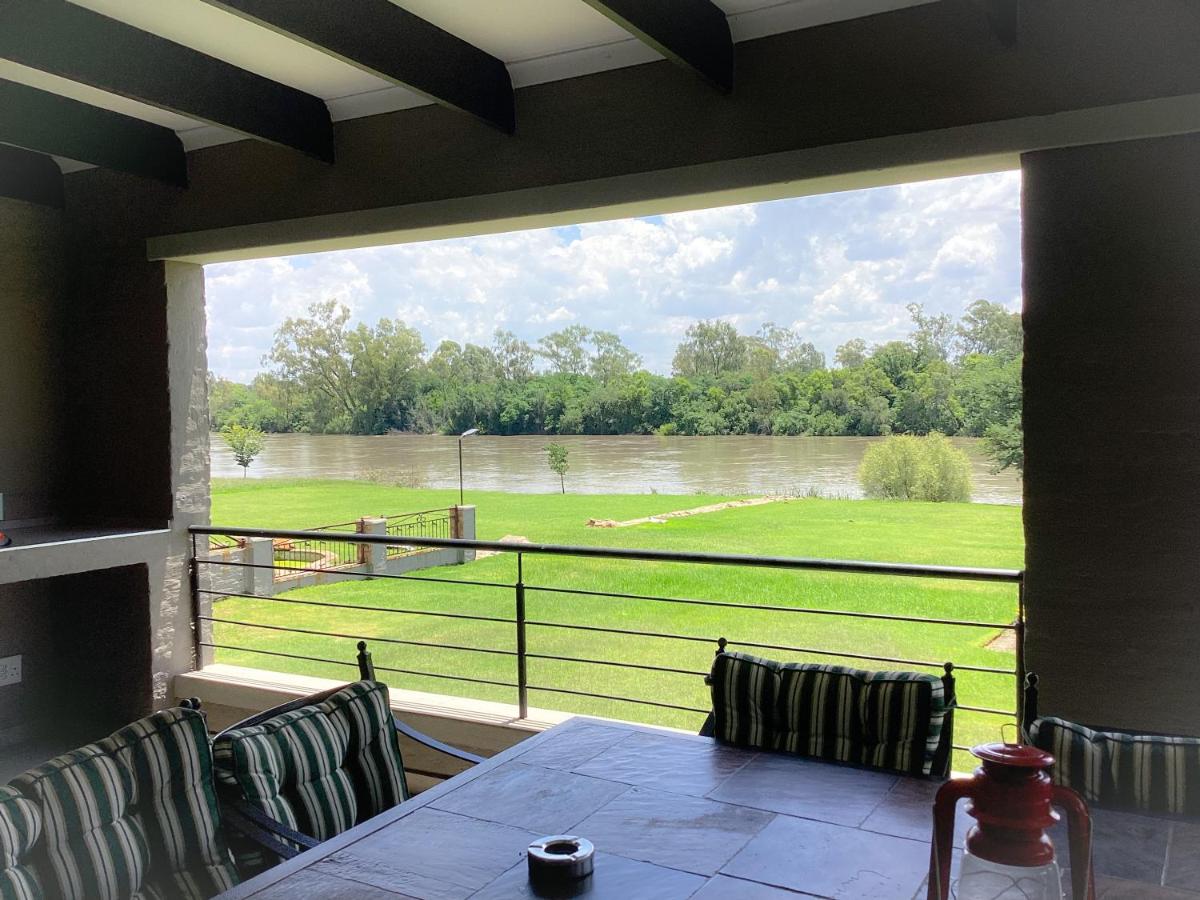 Feathers and Rest Villa on the banks of the Vaalriver - Housity
