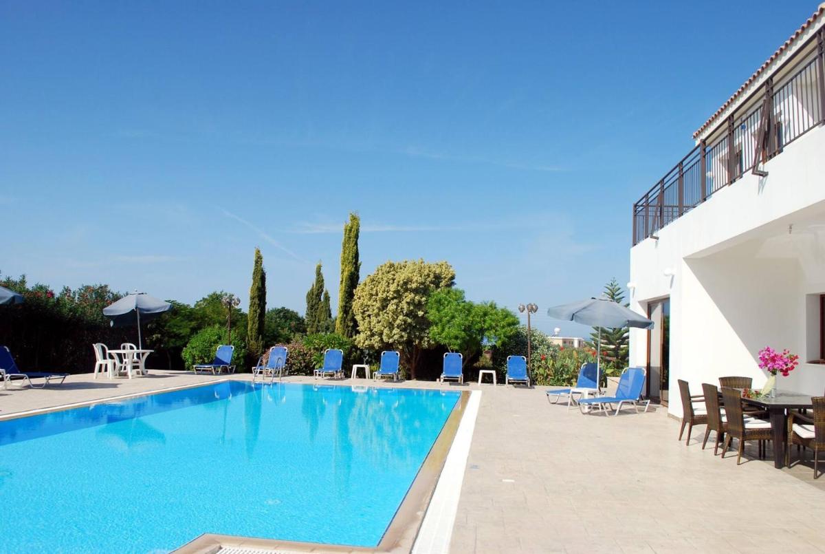 Impressive Large Villa Huge Heated Pool Garden - Housity