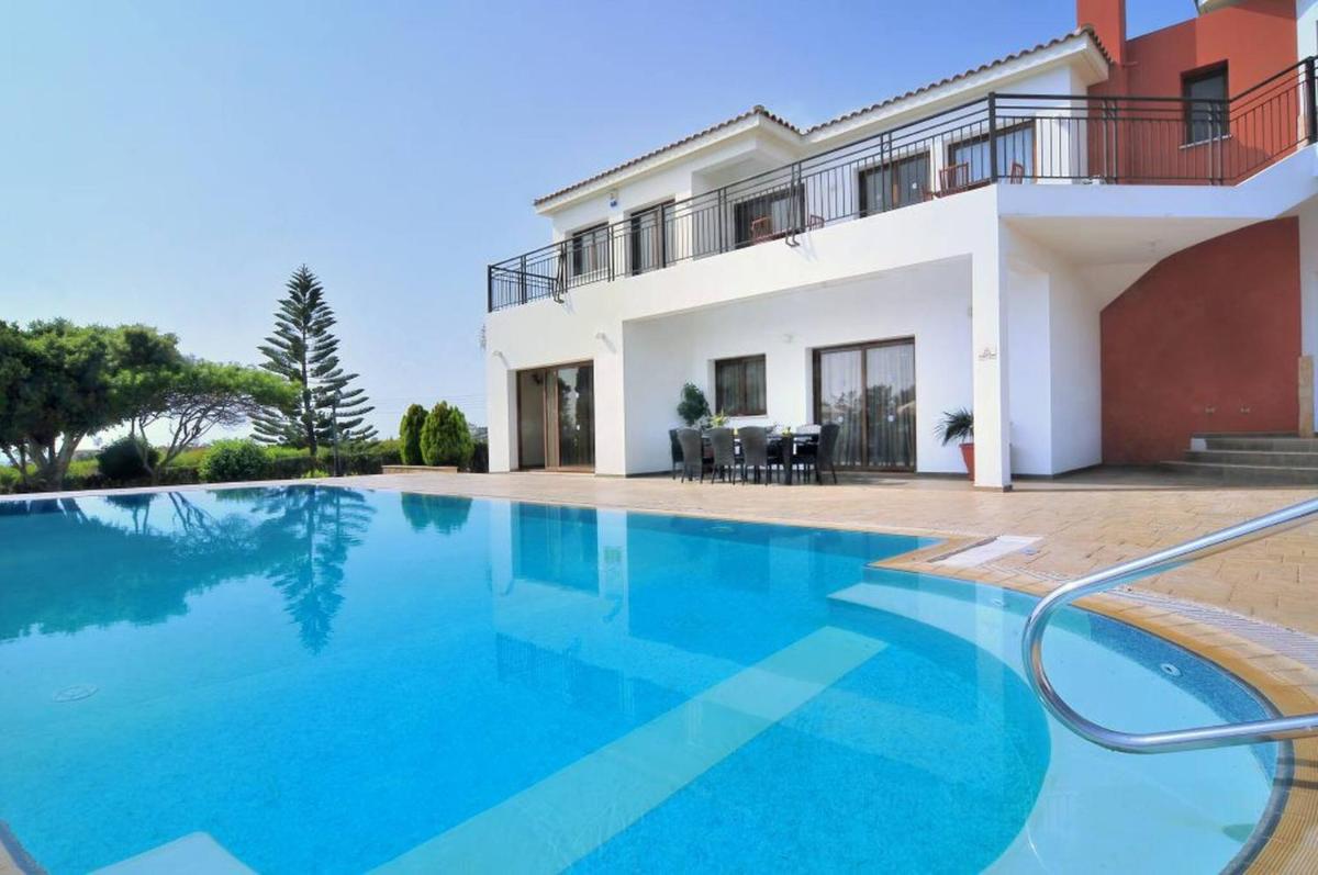 Impressive Large Villa Huge Heated Pool Garden - Housity