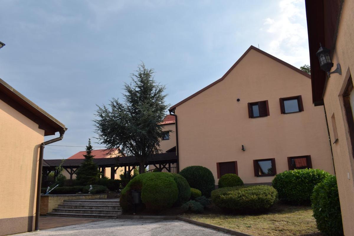 Penzion Kostelany - Housity