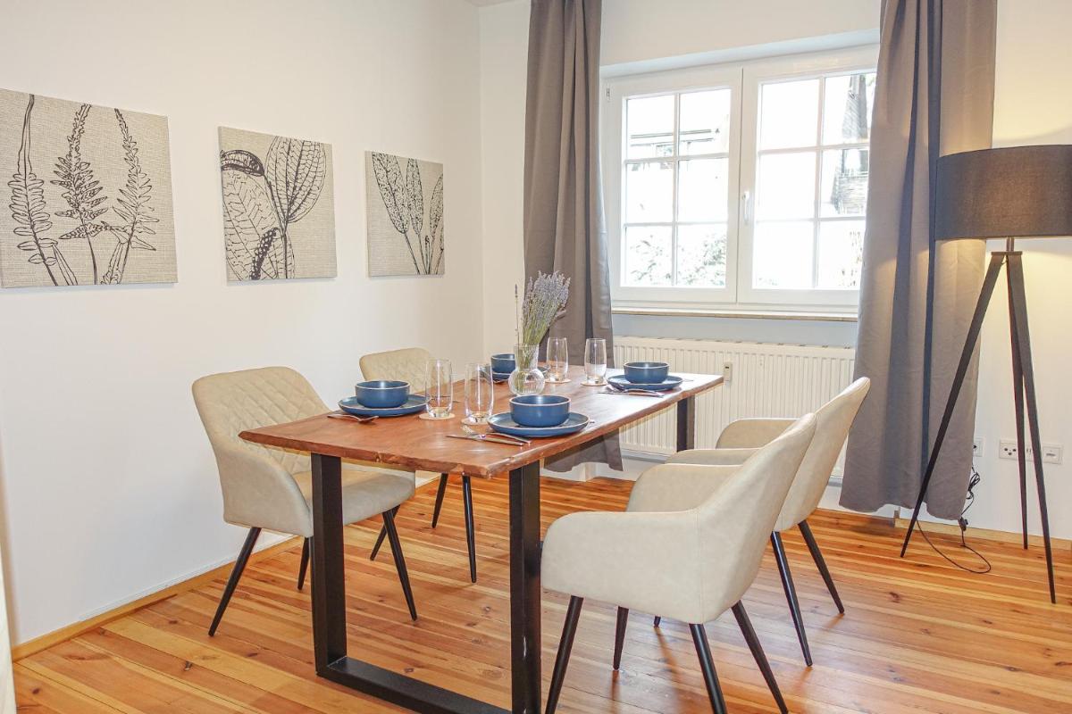 Suitetrails - LUXOMES: Design Apartment - Near Airport
