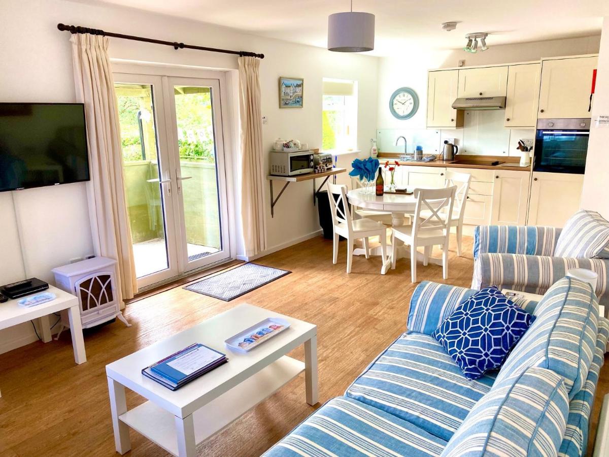 Golden Acre Jurassic Coastal Lodges ,Eype - Housity