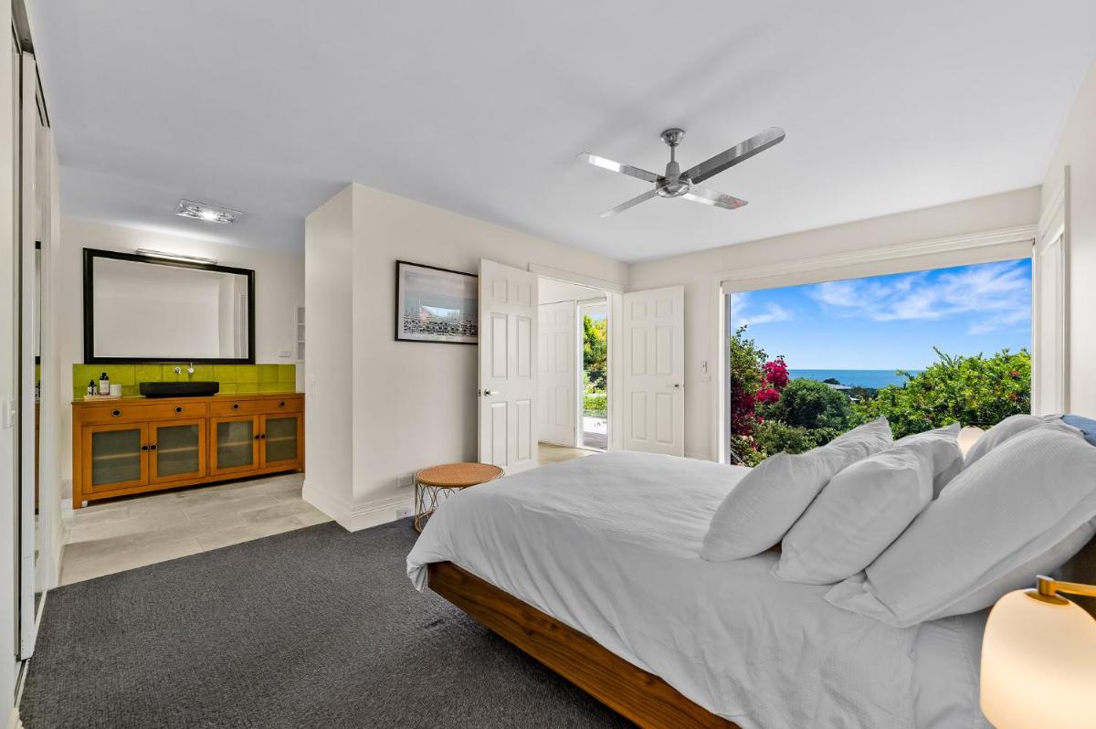Spacious home with ocean views - Housity