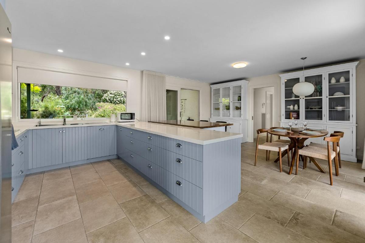 Spacious home with ocean views - Housity
