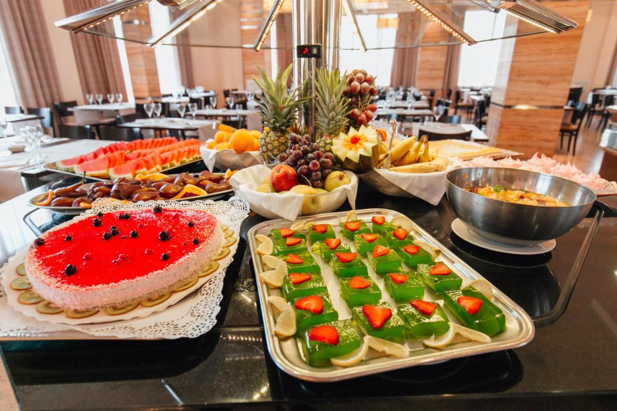 Comida en o cerca de este hotel