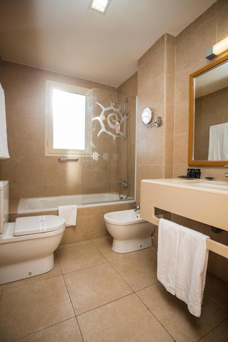 Un baño de Poseidon La Manga Hotel & Spa - Designed for Adults