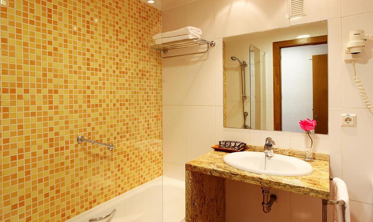 Un baño de Hotel Playas de Guardamar