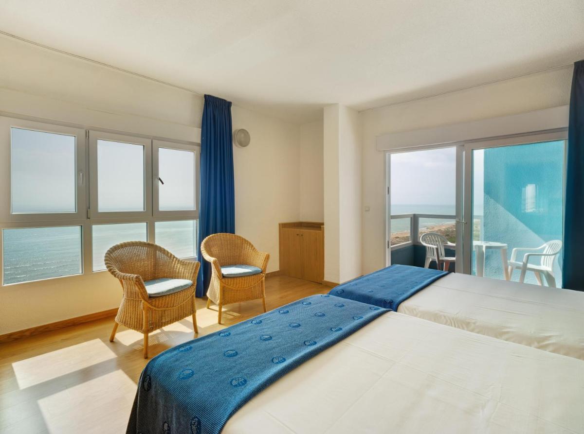 Cama o camas de una habitación en Hotel Playas de Guardamar