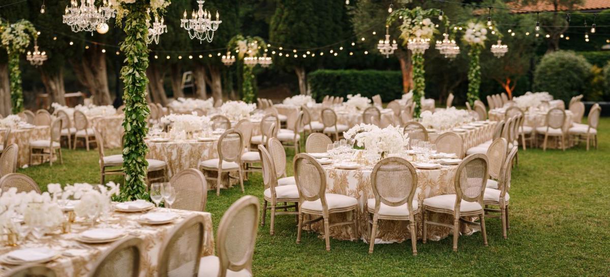 - une table aménagée pour un mariage avec des tables et des chaises blanches dans l'établissement Château de Tressé, à Pouancé 70 autres photos