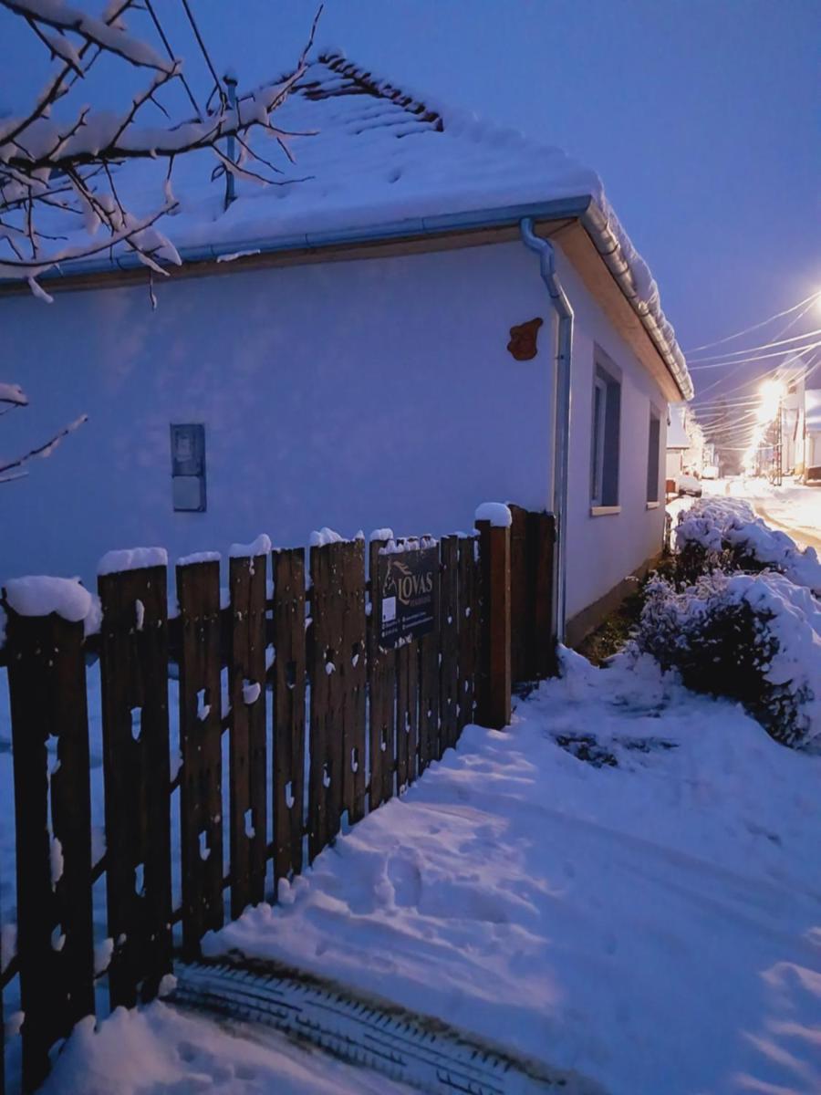 Lovas Vendégház - Housity