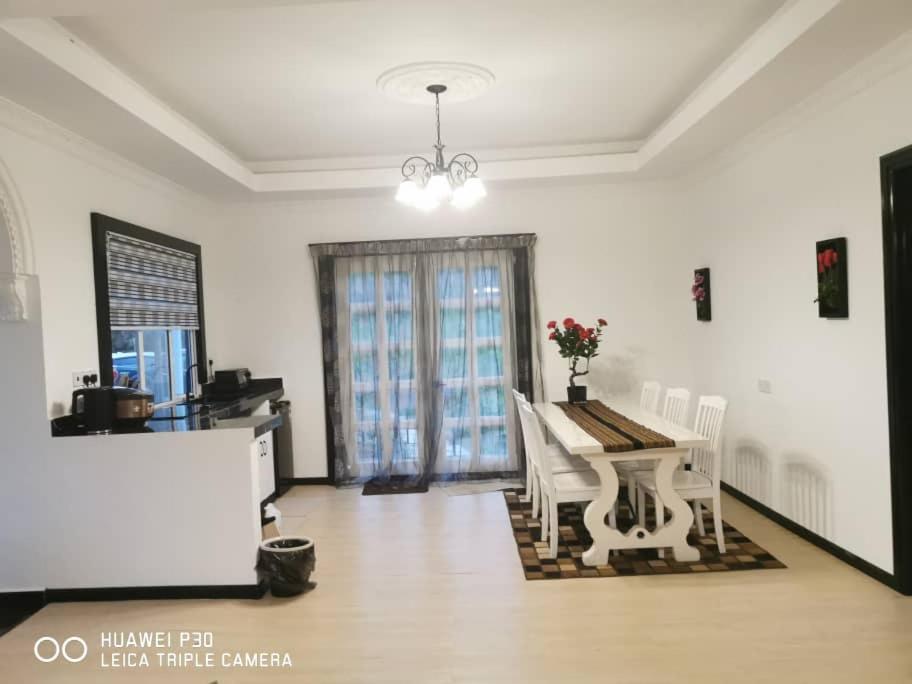 Hounon White Chimney Cottage - Housity