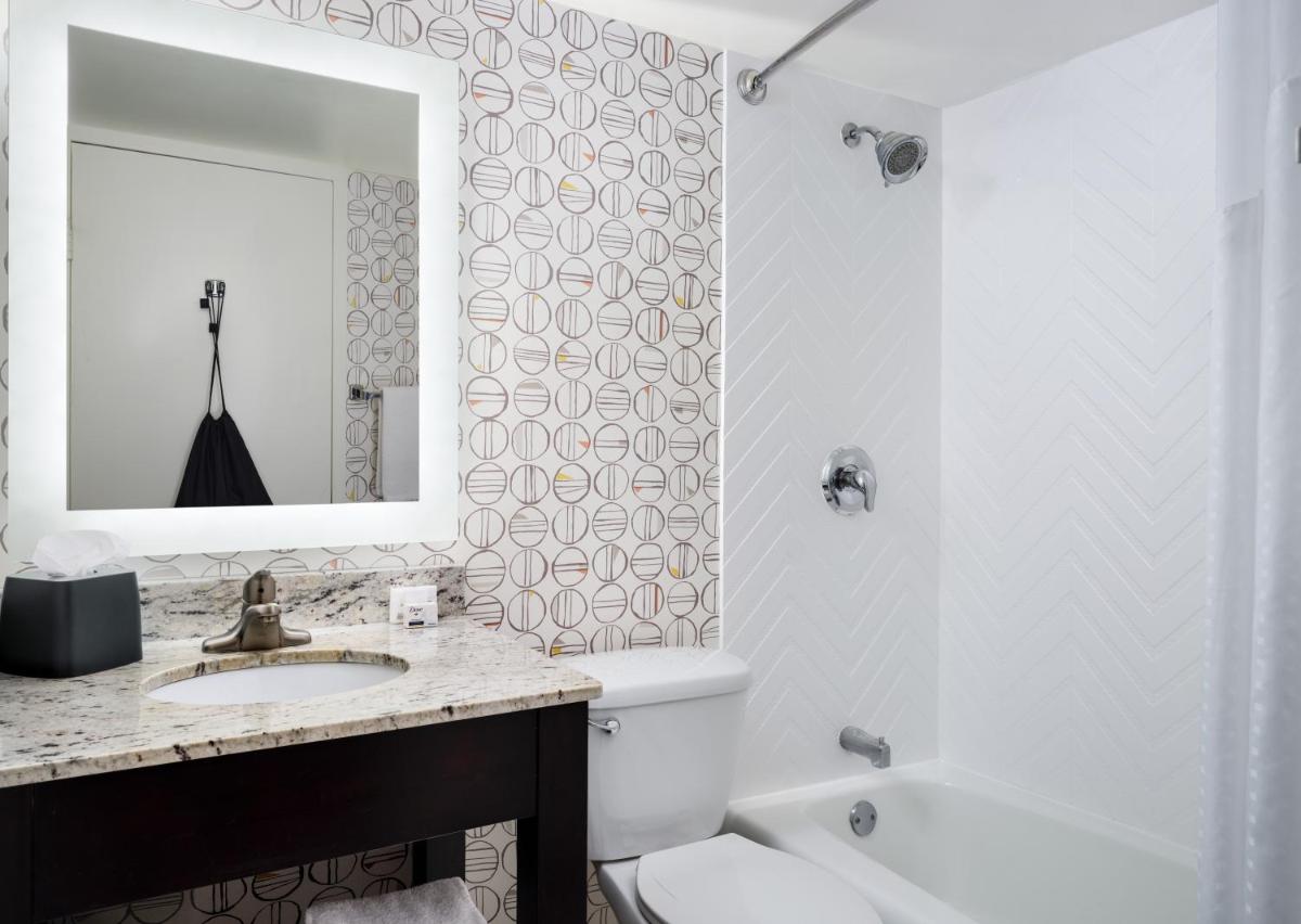Holiday Inn Boston - Dedham Hotel & Conference Center, an IHG Hotel - Housity
