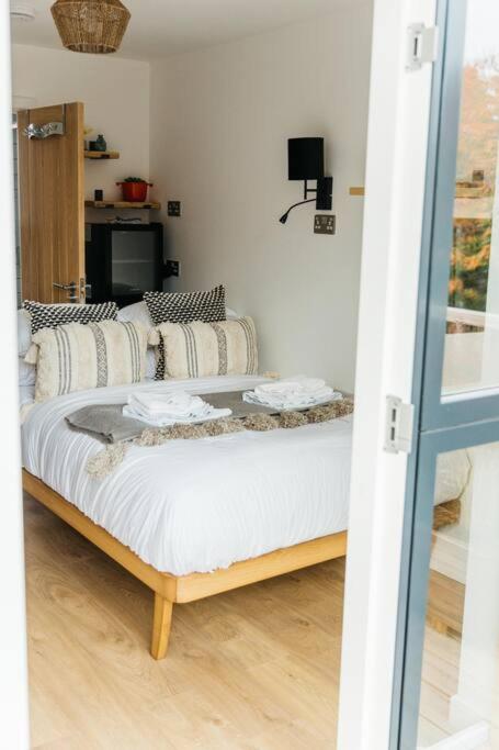 Delores Eco-Pod / Treehouse, Walk to Cabot Circus - Housity