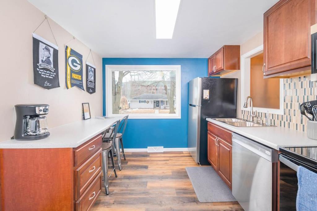 1 Minute Walk to Lambeau Sleeps 8 - Housity