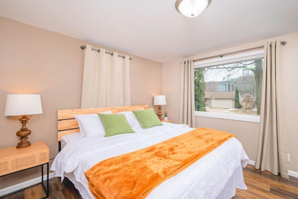 1 Minute Walk to Lambeau Sleeps 8 - Housity