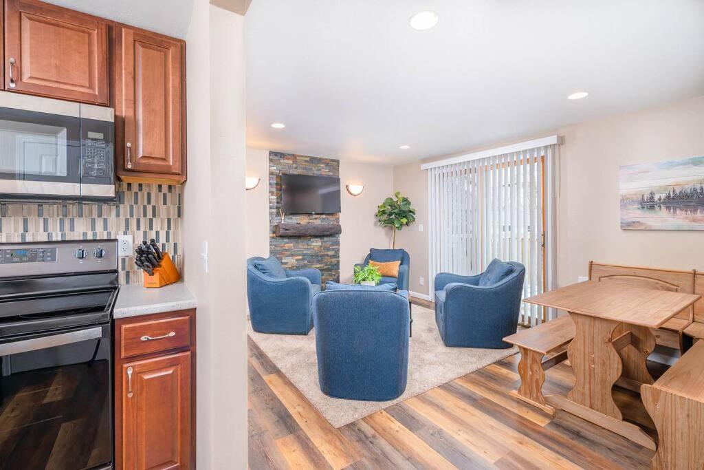 1 Minute Walk to Lambeau Sleeps 8 - Housity