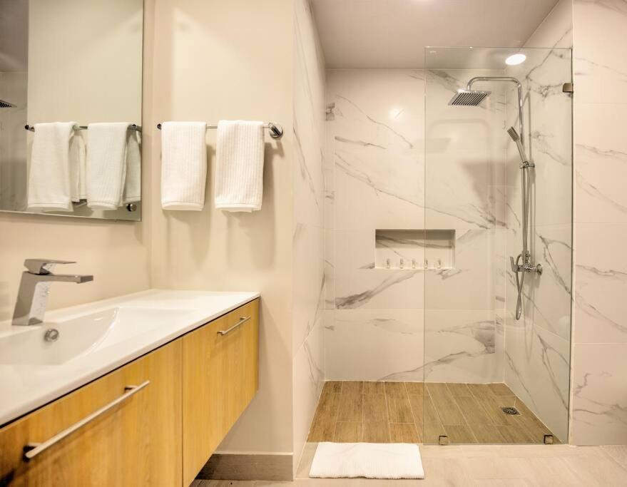 New Apartment with Rooftop Jacuzzi and pool view - Vibe Residences 1BDR - Housity