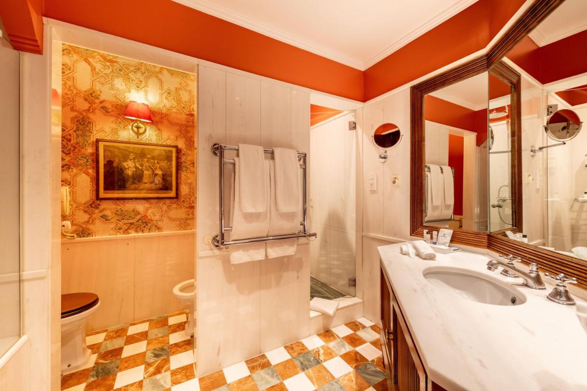 Uma casa de banho em Pestana Palace Lisboa Hotel & National Monument - The Leading Hotels of the World