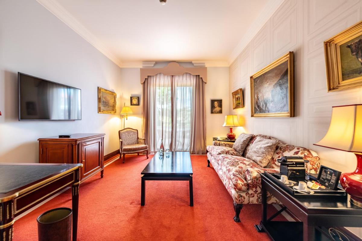 Uma televisão e/ou sistema de entretenimento em Pestana Palace Lisboa Hotel & National Monument - The Leading Hotels of the World
