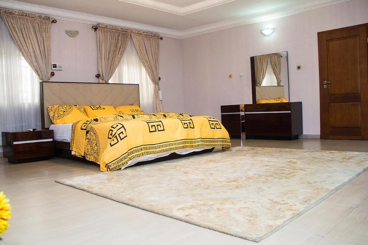 Suitetrails - SMART APARTMENT - 4-bedroom Short-Stay home in a secured location