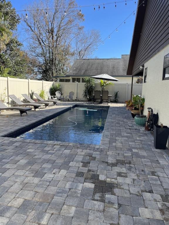 Close to beach! Family-sized home with pool and hot tub. - Housity