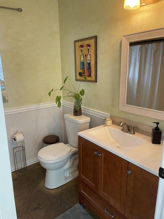 Close to beach! Family-sized home with pool and hot tub. - Housity