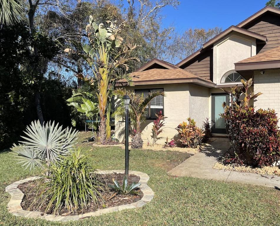 Close to beach! Family-sized home with pool and hot tub. - Housity