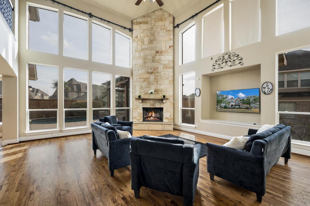 Bright Mansion 30 Min From Dallas Enjoy Smores Kits and Snacks - Housity