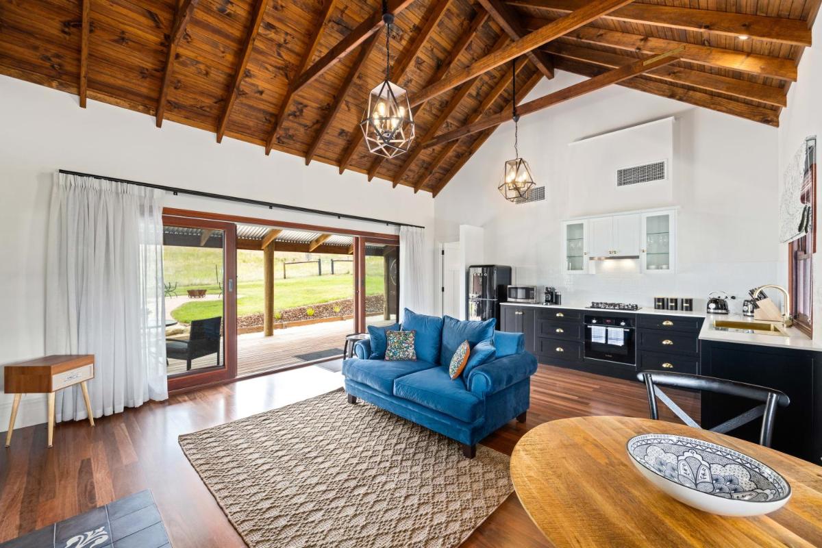 Grandview Accommodation - Hideaway Huts - Housity