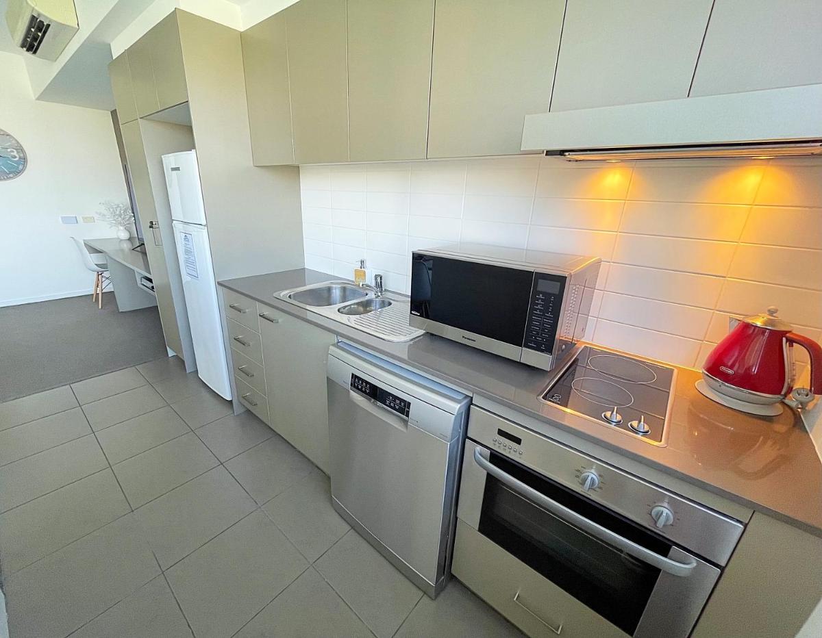 Suitetrails - AQUA 306 POOLSIDE Luxury Apartment , Honeysuckle, NEWCASTLE FREE Parking